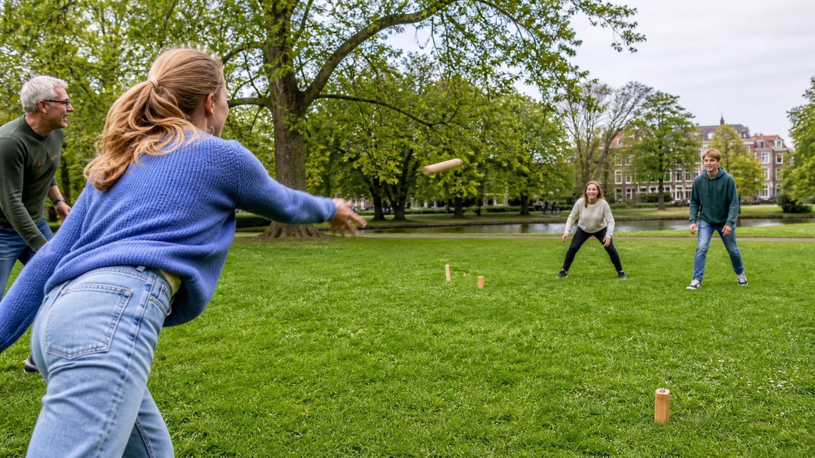 Groep speelt een actief werpspel in een stadspark